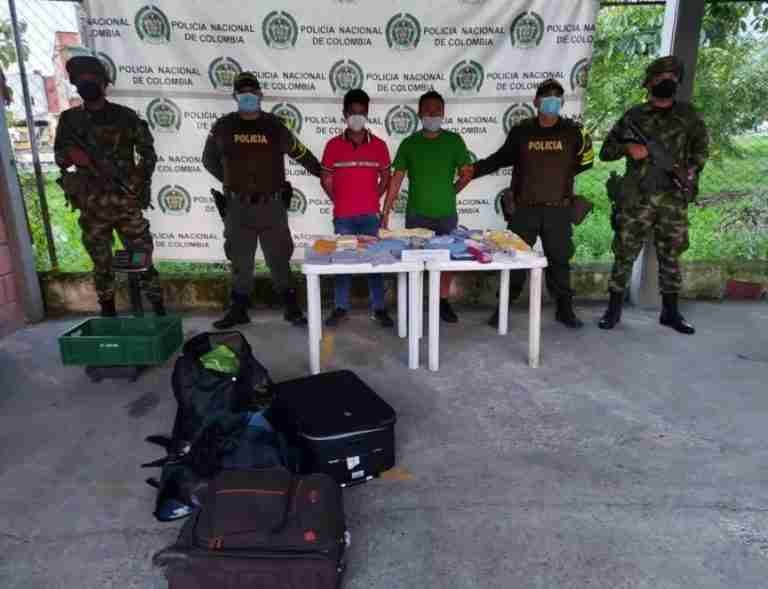 En vía al Urabá capturaron a dos peruanos con gran cantidad de cocaína