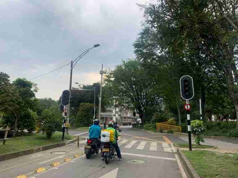 Ya van 15 días y nada que arreglan este cruce semafórico
