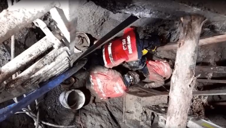 ¡Tremendo susto! Quedaron atrapados en un socavón en Bello