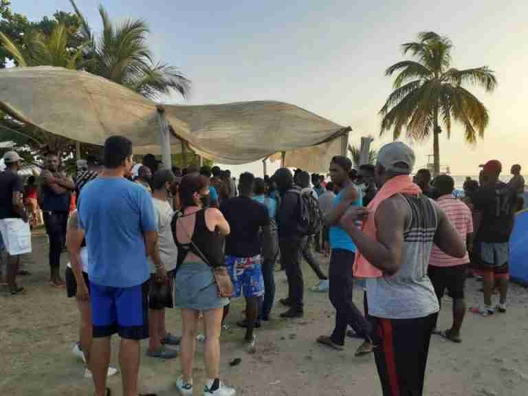 Ya 22 mil migrantes represados en Necoclí  que buscan pasar a Panamá