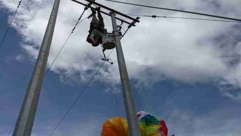 Un parapentista quedó atascado entre cables de energía