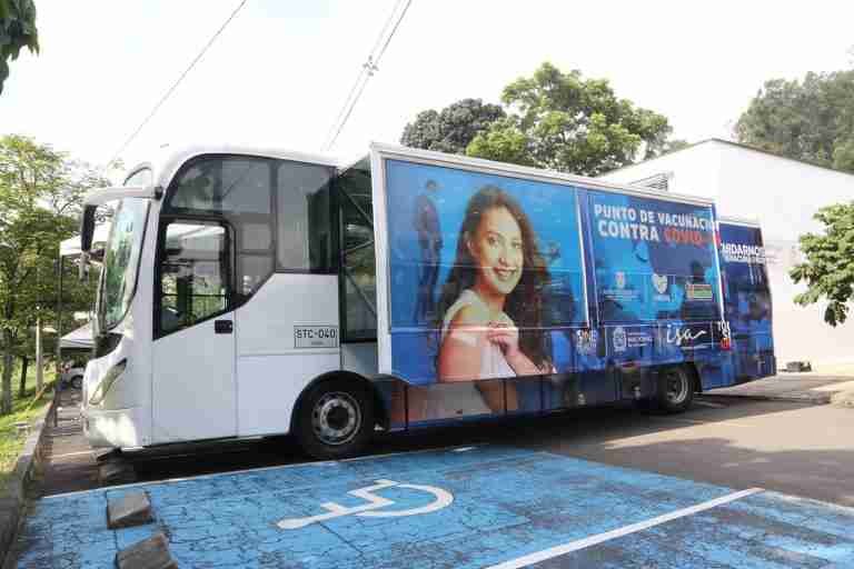 En buses vacunaran a personas en las subregiones