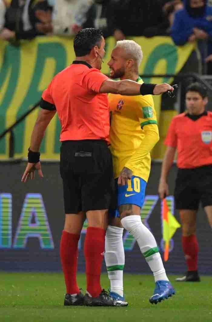 La Conmebol sancionó al juez del juego entre Brasil y Colombia