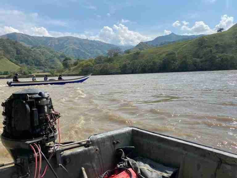 Armada Busca a Familia que Cayó a Río Cauca