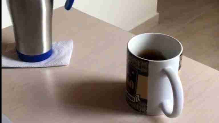 Hasta el café se le movió