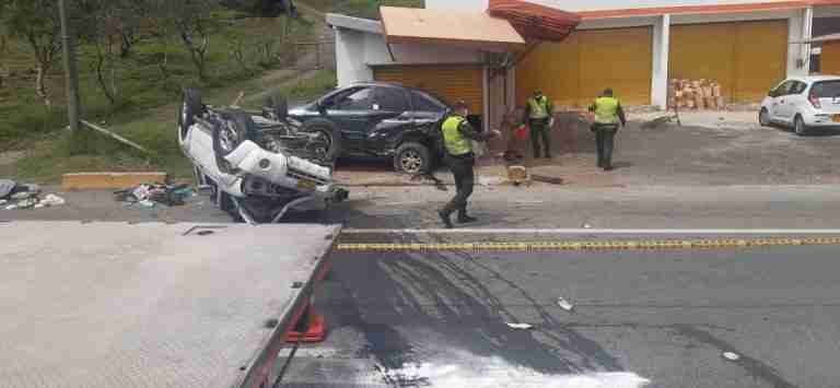 Colisión de vehículos deja un muerto y una menor herida