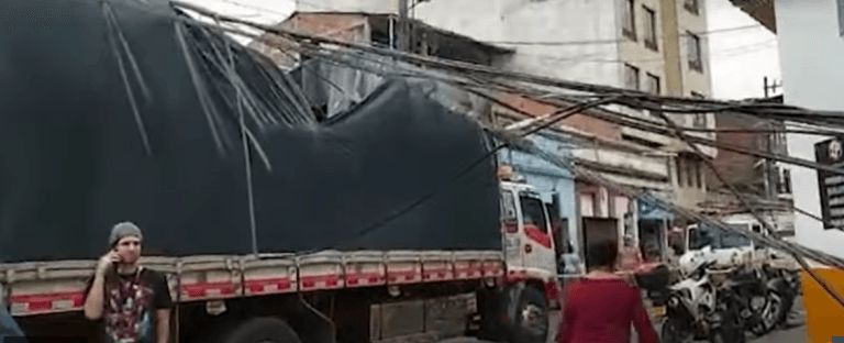 Camión derribó cinco postes de luz y deja millonarias pérdidas