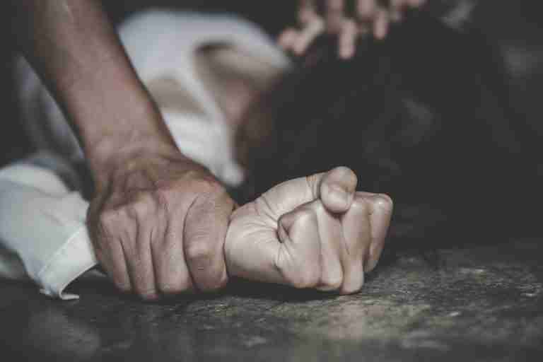 Habría abusado de su hijastra desde que tenía 12 años