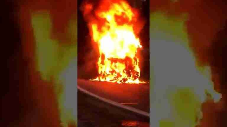 Un bus se incendió tras chocar contra una moto