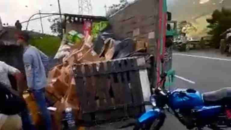 Camión se volcó con varias cajas de galletas