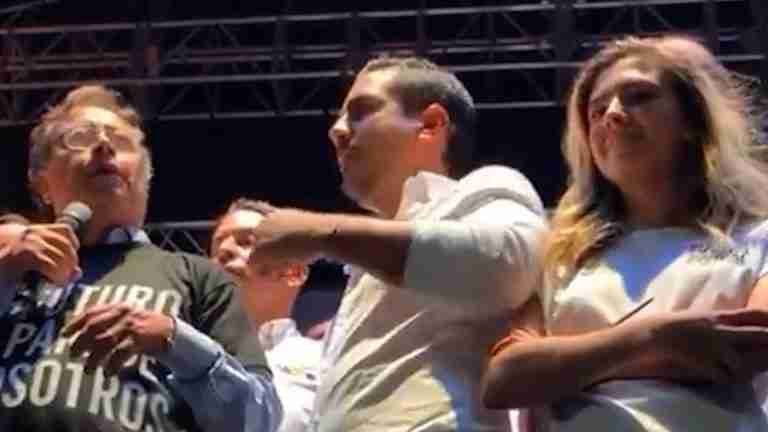 De un “Codazo”, ex concejal Álex Flórez Hernández bajó a candidata a la Cámara de la tarima.