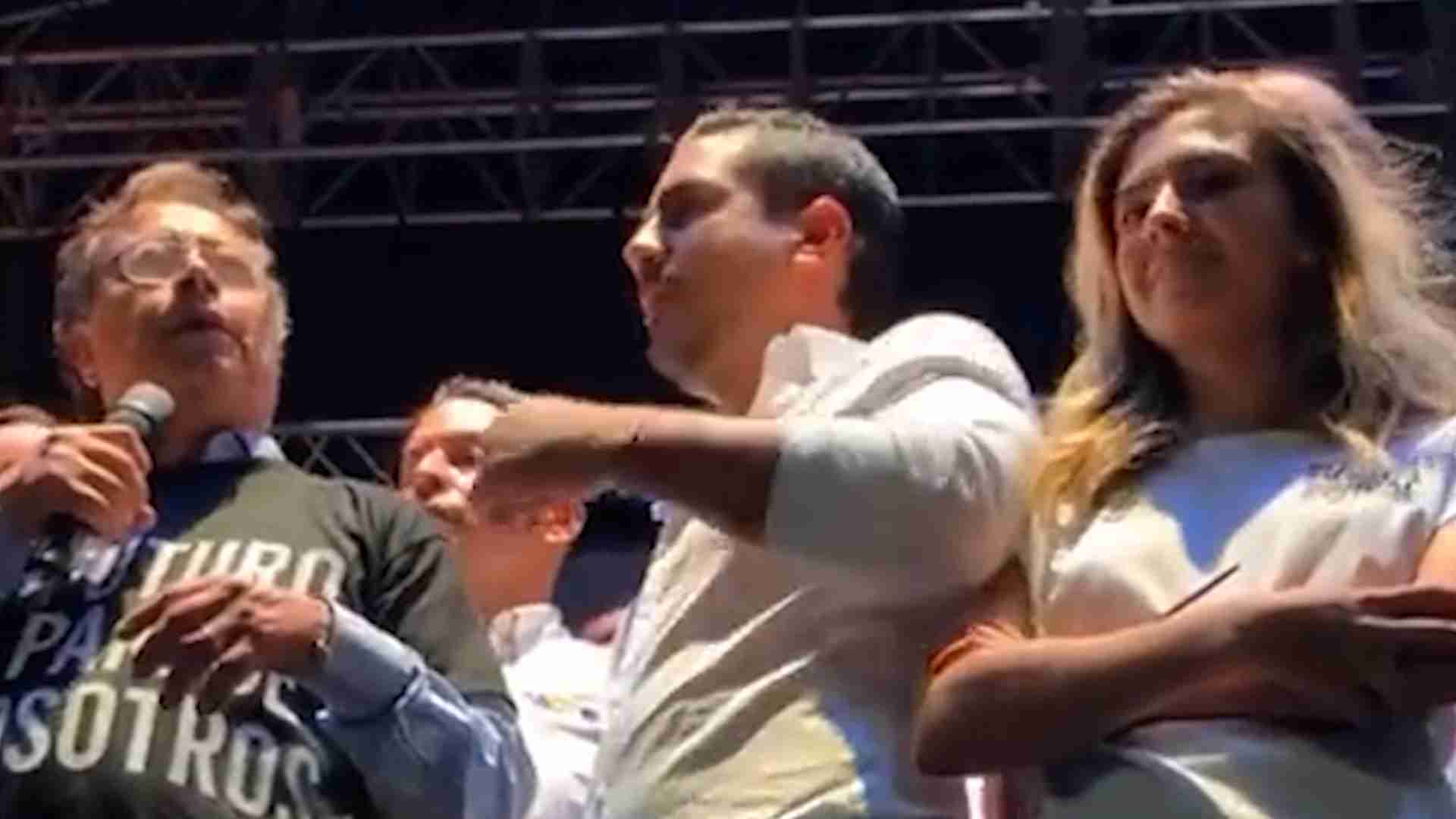 De un “Codazo”, ex concejal Álex Flórez Hernández bajó a candidata a la Cámara de la tarima.
