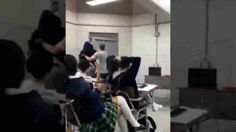 Un estudiante fue sacado de clase a empujones por su profesor