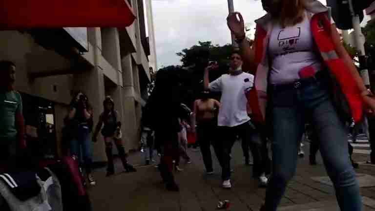 De una pedrada le abrieron la cabeza a una periodista