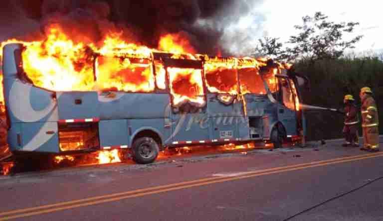 Choque de buses dejó 12 personas heridas, entre ellos un bebé. Un bus se incendió