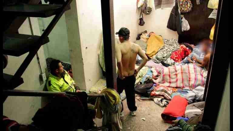 Mató a su compañero de celda porque le tiró materia fecal