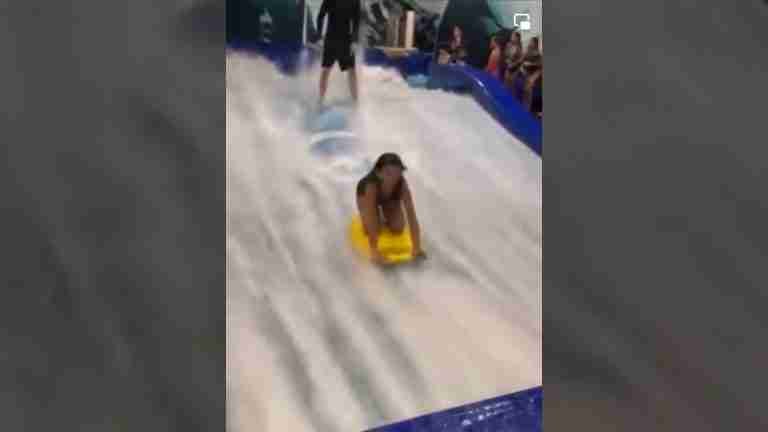 Niña casi se ahoga en atracción acuática en Medellín