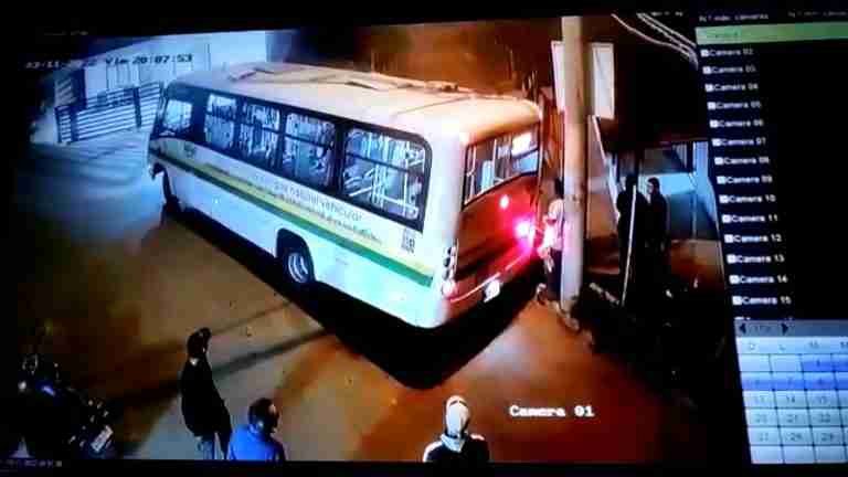 Aprisionado entre un poste de luz y un bus alimentador del Metro