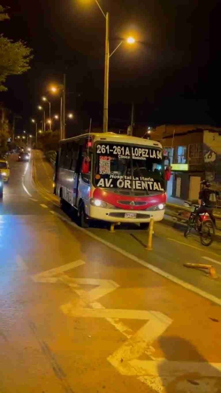 Bus invadió ciclorruta en Medellín y se ‘llevó por delante’ los separadores