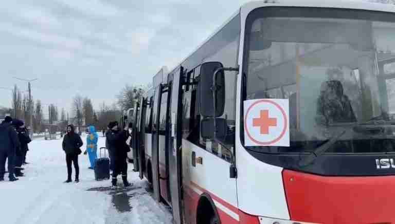 Corredor humanitario: Ucrania evacua civiles atrapados en la ciudad de Sumy