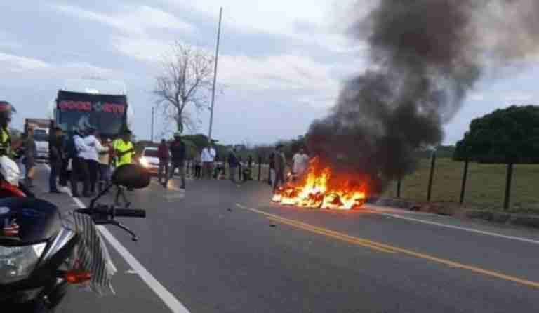 Choque de motos dejó tres muertos incinerados