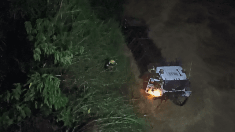 Camión cayó al río Medellín con dos personas a bordo