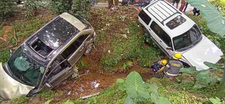 Por choque, vehículos caen a quebrada en municipio de la Estrella