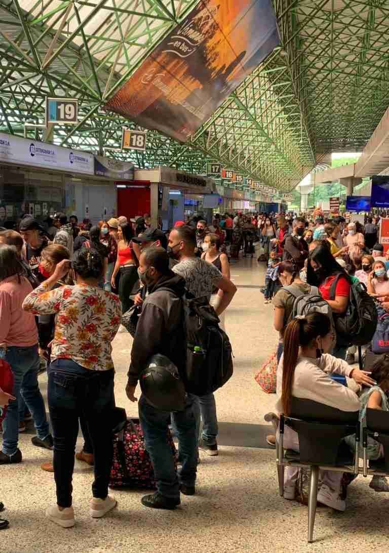 Miles de viajeros esperan un tiquete para viajar en Semana Santa