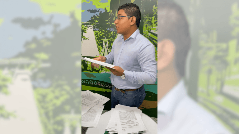 Con más de 100 documentos, el diputado Peláez amplia queja ante Procuraduría contra Daniel Quintero.