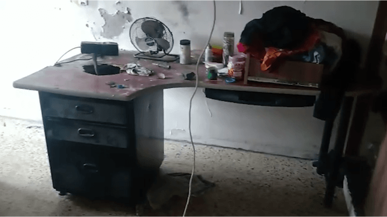 Así quedó la habitación donde detonó la papa bomba que dejó una persona muerta y otras 3 heridas en Medellín