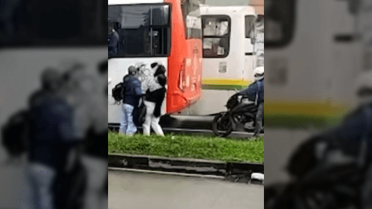 Bus casi se prende y los pasajeros tuvieron que salir por las ventanas