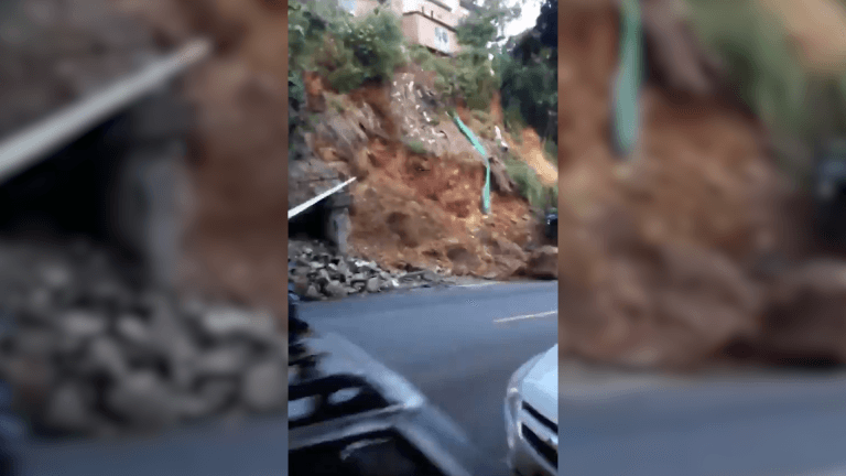 En video quedó registrado el momento del deslizamiento en Manrique