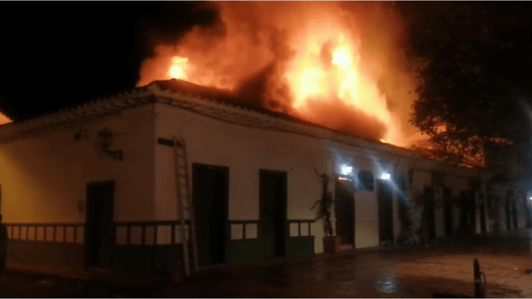 Incendio en Santa Fe de Antioquia consumió dos locales comerciales