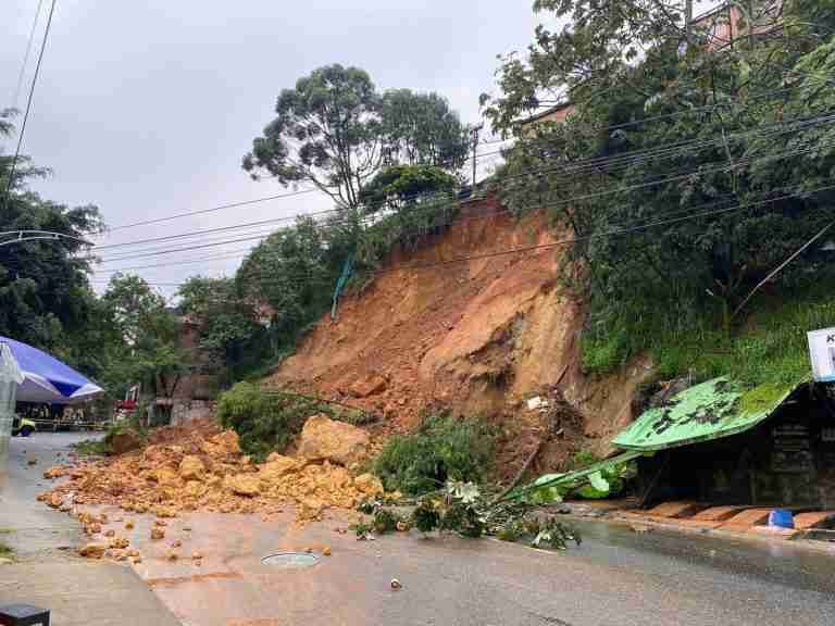 Cinco locales destruidos y 22 casas evacuadas deja derrumbe en Manrique