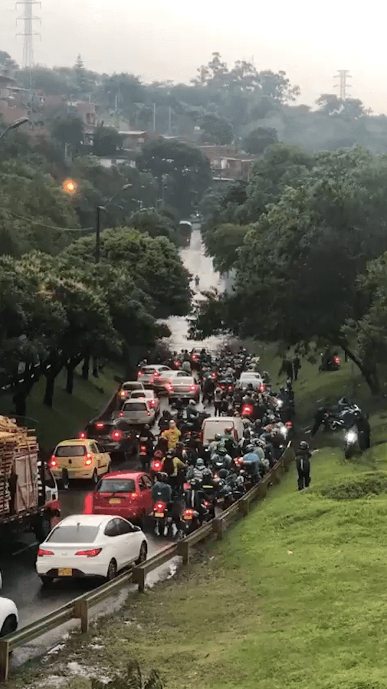 Aguacero de este lunes generó inundaciones que afectaron la movilidad en Medellín