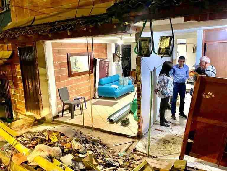 Una buseta se metió a una casa de Envigado y dejó 6 personas heridas