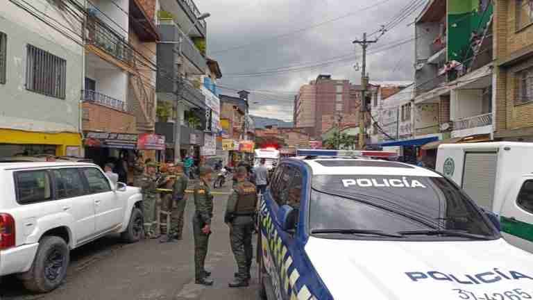 Cuatro jóvenes heridos deja explosión de una papa bomba en el barrio El Chagualo de Medellín