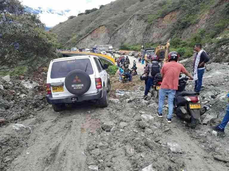 Antioquia a un solo carril por derrumbes sobre las vías