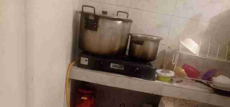 Una mujer fallecida y otras cuatro personas intoxicadas por inhalar gas