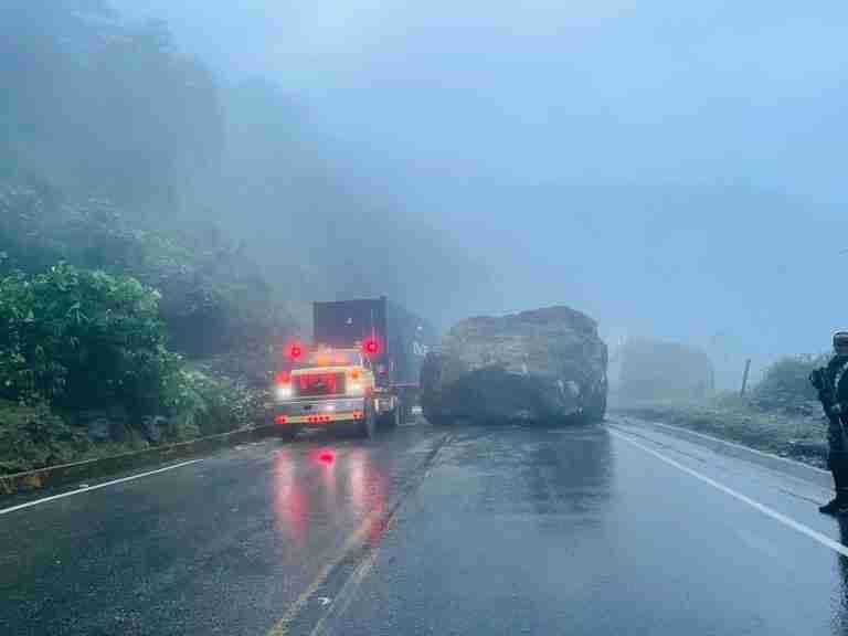 Por desprendimiento de una roca, sólo hay paso a un carril en vía a la costa