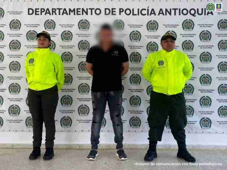 A la cárcel hombre que habría estrangulado a su esposa por celos