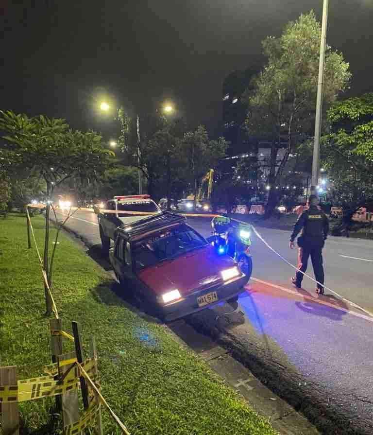 Buscan extranjero que lanzó un cuerpo sin vida desde este vehículo y luego abandonó el carro
