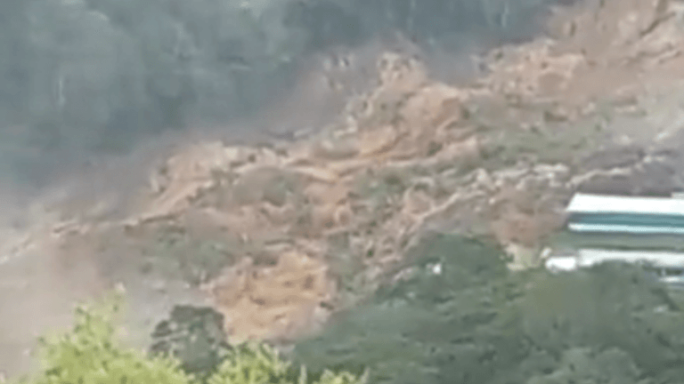 Derrumbe en San Antonio de Prado taponó la quebrada Doña María