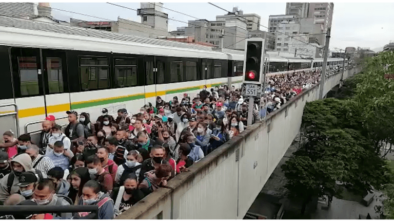 Falla del Metro entre la estación Parque Berrío y San Antonio puso a caminar a más de uno por los rieles