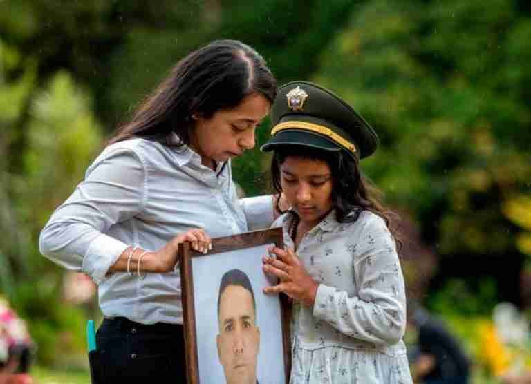 “Mi papá fue un gran padre, un buen esposo, hijo y una persona alegre y especial”. Violeta Yepes Garcés, hija del policía asesinado en Yarumal