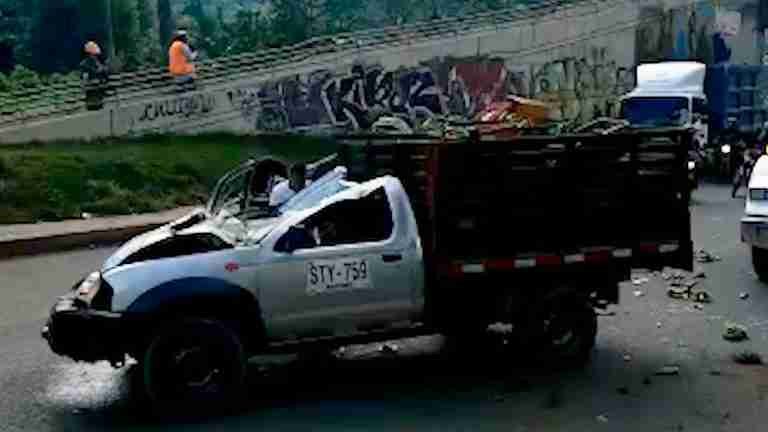 A esta hora, fuerte accidente por colisión de dos vehículos en la variante a Caldas