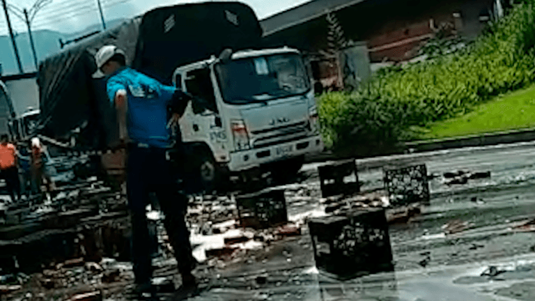 Vía cerrada en Itagüí tras caída de cajas con cervezas