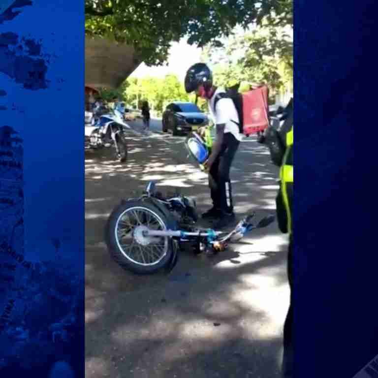 Domiciliario decidió quemar su moto por multa del tránsito