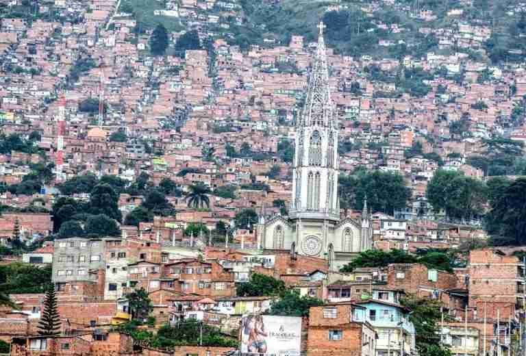 Dos muertos en Manrique tras balacera en microbús