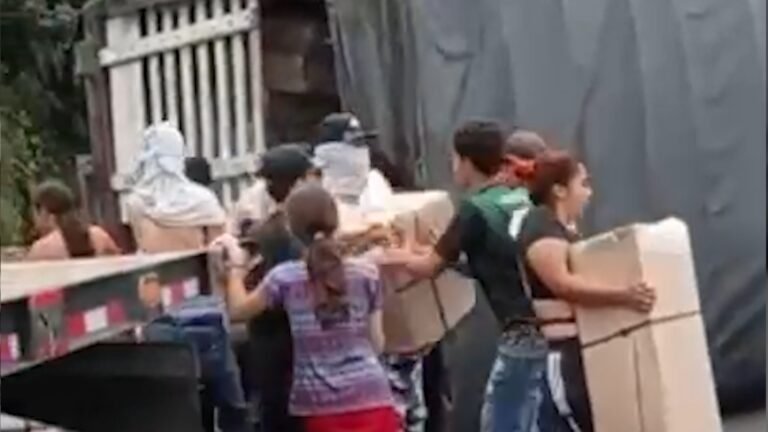 ¡Qué desvergonzados! Saquearon un camión de trasteo que se volcó en Antioquia